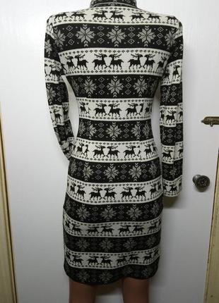 Трикотажное платье с модным принтом3 фото