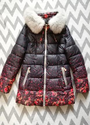 Теплая зимняя куртка-пуховик с натуральным мехом и ярким принтом