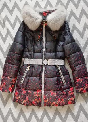Теплая зимняя куртка-пуховик с натуральным мехом и ярким принтом4 фото