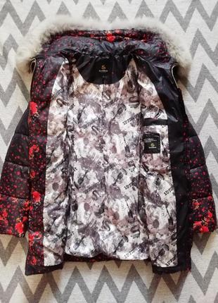 Теплая зимняя куртка-пуховик с натуральным мехом и ярким принтом3 фото