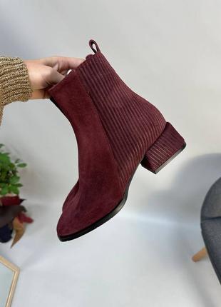 Жіночі черевики з натуральної замші ексклюзивної в бордовому кольорі на невеликому плитці з квадратним носком3 фото