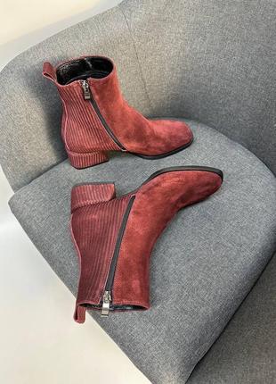 Жіночі черевики з натуральної замші ексклюзивної в бордовому кольорі на невеликому плитці з квадратним носком2 фото