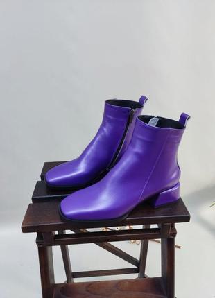 Жіночі черевики з натуральної шкіри фіолетового кольору на маленькому каблуці з квадратним носом3 фото