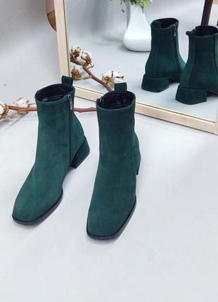 Жіночі черевики з натуральної замші изумрудного кольору на маленькому каблуці з квадратним носом2 фото