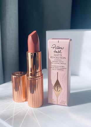 Charlotte tilbury pillow talk помада matte revolution lipstick в оттенке pillow talk