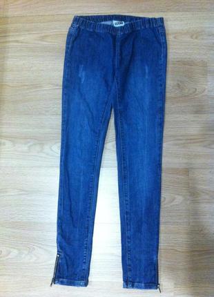 Cупер красивые, благородные джинсы синего цвета. внизу с замочками. oxxy