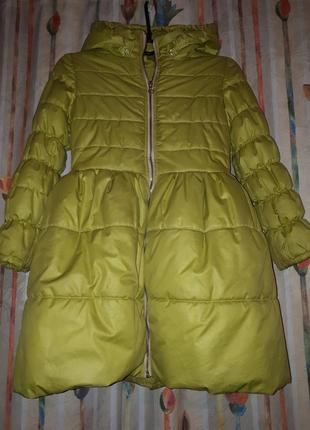 Тепле добротне пальто з капелюхом.