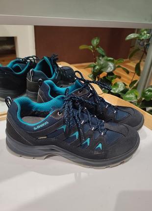 Фірмові кросівки з системою gore-tex