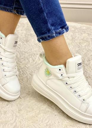 Женские кеды на флисе. белые