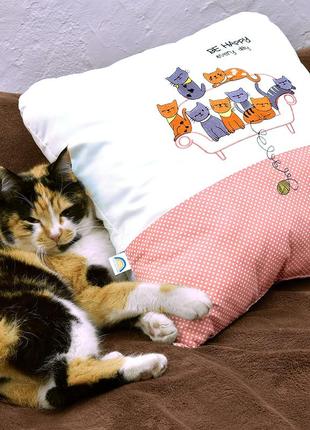 Подушка декоративна коти на дивані з вишивкою тм ideia 45х45 см горошок пудра7 фото