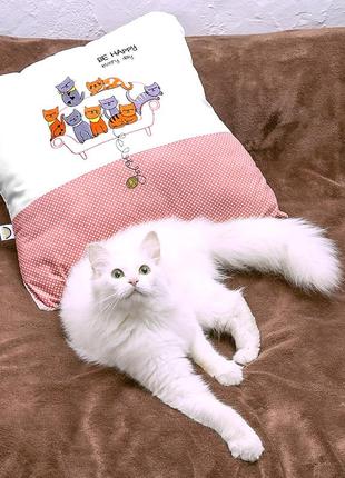Подушка декоративна коти на дивані з вишивкою тм ideia 45х45 см горошок пудра8 фото