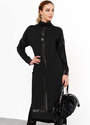 Довге трикотажне плаття з коміром-стійкою і контрастними вертикальними вставками чорного кольору3 фото
