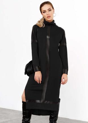 Довге трикотажне плаття з коміром-стійкою і контрастними вертикальними вставками чорного кольору