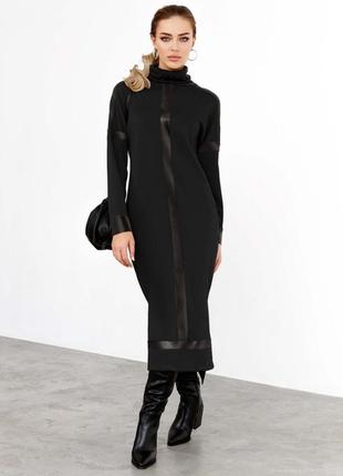 Довге трикотажне плаття з коміром-стійкою і контрастними вертикальними вставками чорного кольору4 фото
