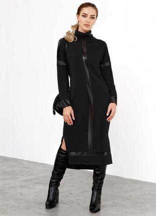 Довге трикотажне плаття з коміром-стійкою і контрастними вертикальними вставками чорного кольору2 фото