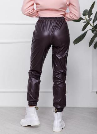 Бордові штани джоггери з еко-шкіри2 фото