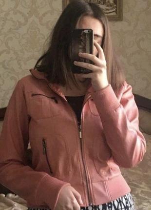 Розовая кожаная куртка1 фото