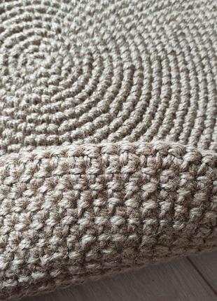 Круглий в'язаний килим. килимок ручної роботи із джуту.