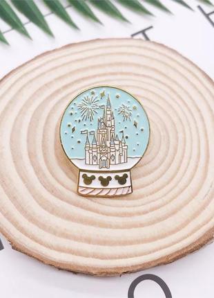 Значок / пін металевий чарівна куля з казковим замком