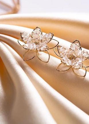 Серьги - гвоздики с бисером из кристаллов в форме цветка3 фото