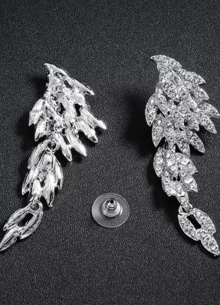 Сережки-підвіски у формі крил ангела кольору срібла з кристалами2 фото