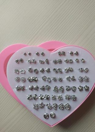 Сережки- гвоздики в набір 36 пар з білими кристалами у срібному кольорі3 фото