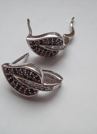 Серебряные серёжки листочки с черными и белыми камнями