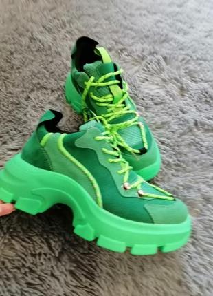 Крутые ярко - зелёные кроссовки на мощной подошве очень лёгкие круті яскраво - зелені кросівки на по5 фото