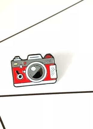 Значок / пін металевий  фотоапарат червоного кольору