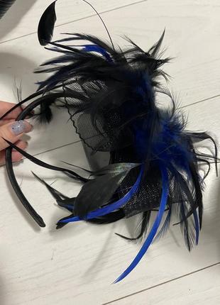 Обруч маскарадный с перьями чёрными синими1 фото