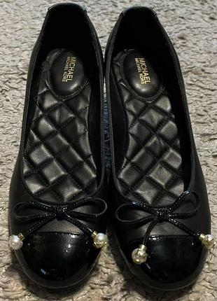 Оригинал.фирменные,шикарные,кожаные туфли на низком,широком каблуке michael kors1 фото