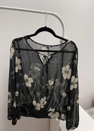 Чорна блуза з квітами