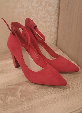 Шикарні, червоні туфлі / 39 розмір