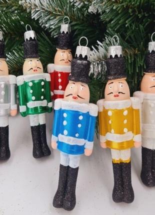 Новорічні фігури солдатики.