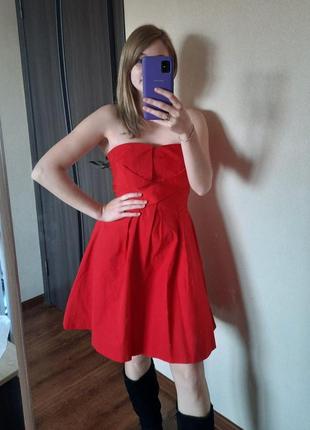 Яскрава червона сукня з корсетом, яка ідеально підійде для новорічних фотосесій👗🎄
