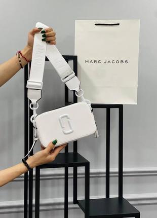 Сумка белая женская в стиле marc jacobs сумочка маленькая с широким ремнем марк джейкобс клатч