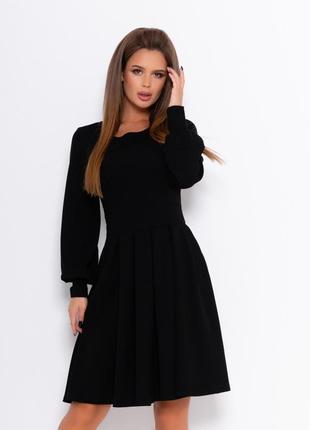 Чорна класична сукня з довгими рукавами