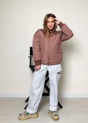 Мокко однотонна куртка коротка однотонна матова з високим горлом без капюшону з кишенями на рукавах манжети на блискавці стильна трендова жіноча
