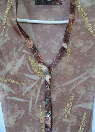 Святкова полупразрачная блузка , розшита золотим бісером .