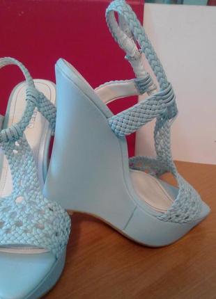 Босоніжки на платформі