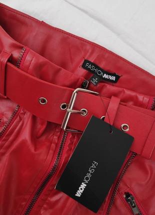 Красная виниловая юбка под кожу ✨ fashionnova✨ кожаная красная юбка экокожа5 фото