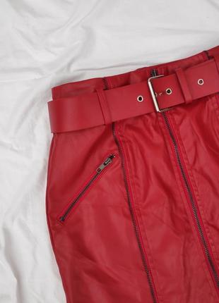 Красная виниловая юбка под кожу ✨ fashionnova✨ кожаная красная юбка экокожа3 фото