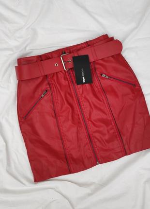 Красная виниловая юбка под кожу ✨ fashionnova✨ кожаная красная юбка экокожа4 фото