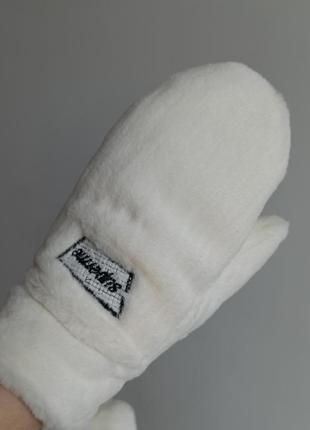 Пухнасті рукавиці на шнурку (варежки)3 фото