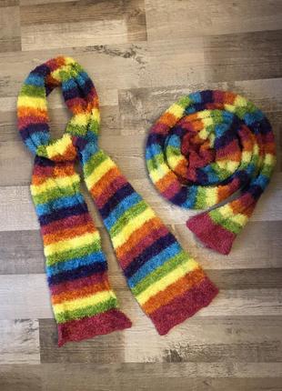 Два одинаковых шарфа
