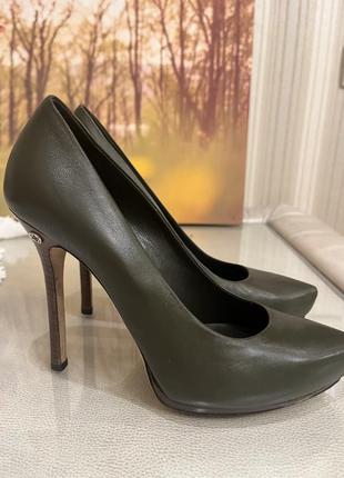 Туфли gucci в хорошем состоянии,без царапин,хаки цвет,высота каблука 10 см