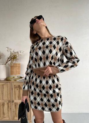 Жіночий теплий трикотажний комтюм бежевий з принтом тепла кофта светр укорочений і трикотажна коротка спідниця туреччина костюм юбка и кофта бежевый