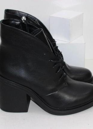 Чорні комфортні зимові черевики на стійких підборах1 фото