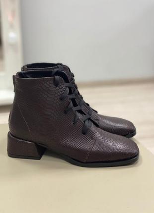 Жіночі черевики з натуральної шкіри шоколадного піддону на шнурках та маленькому каблуці