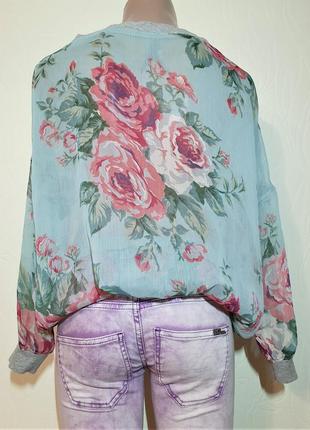 Шифоновая голубая блуза в цветочный принт4 фото